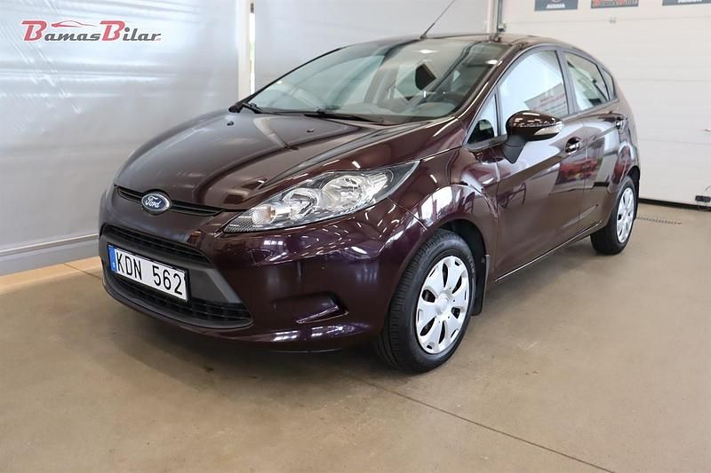 Röd Begagnad 2010 Ford Fiesta Trend Halvkombi | 54 900 kr (Lite dyr) - Bild 1/4