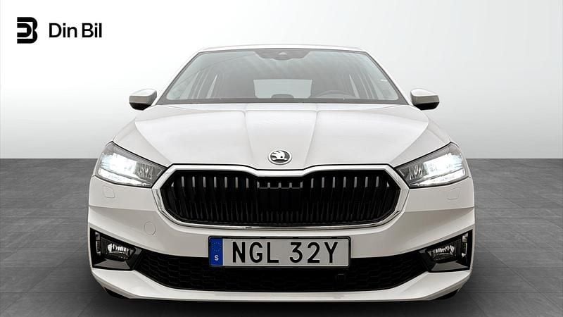 Begagnad Skoda Fabia Comfort 112 HK (82 kW) 2023 Vit (moon white metallic) Halvkombi