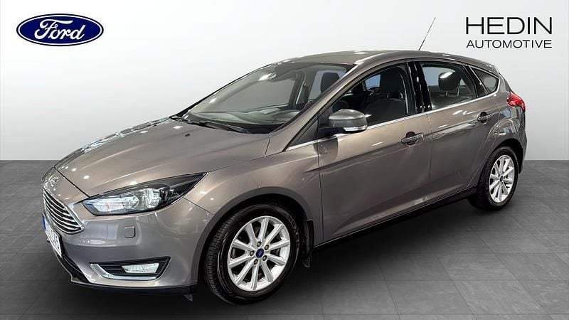 Grå metallic Begagnad 2016 Ford Focus Titanium Halvkombi | 84 900 kr (Marknadspris) - Bild 1/4