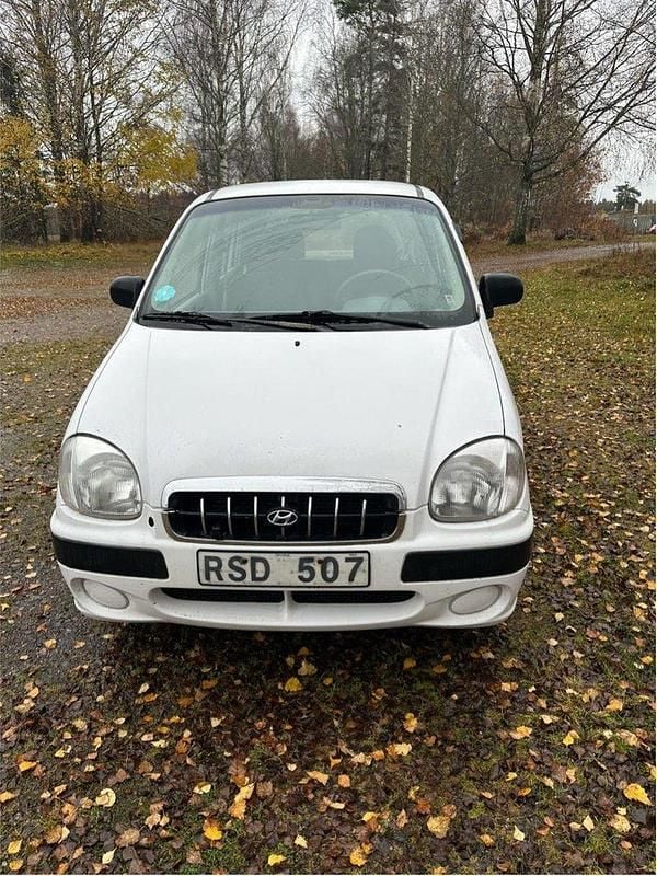 Vit Begagnad 2000 Hyundai Atos Prime Halvkombi | 13 000 kr - Bild 1/4