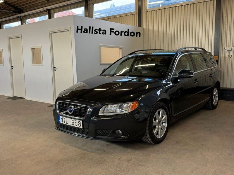 Grå Begagnad 2013 Volvo V70 Momentum Kombi | 119 900 kr (Lite dyr) - Bild 1/4