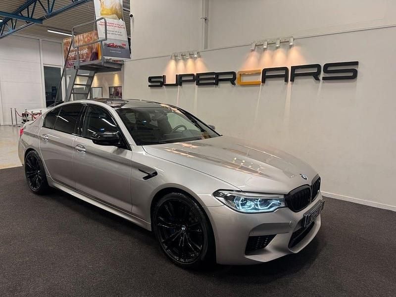 Silver Begagnad 2018 BMW M5 Sedan | 678 000 kr (Dyr) - Bild 1/4