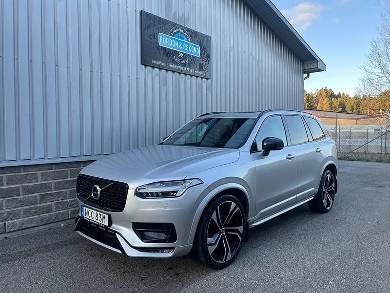 Silvermetallic Begagnad 2021 Volvo XC90 R-Design SUV | 539 900 kr (Marknadspris) - Bild 1/4