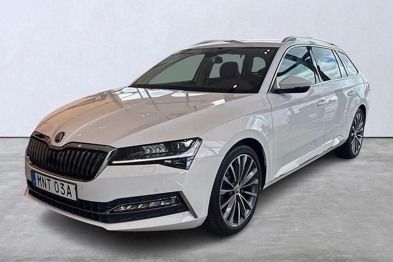 Vit Begagnad 2020 Skoda Superb Kombi | 265 000 kr (Marknadspris) - Bild 1/4