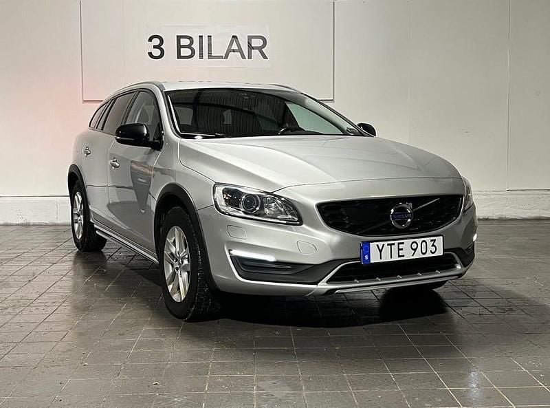 Begagnad Volvo V60 CC Standard 190 HK (139 kW) 2017 Silver Kombi
