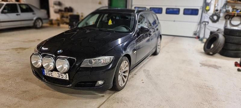 Svart Begagnad 2010 BMW 320 Kombi | 68 000 kr (Marknadspris) - Bild 1/4