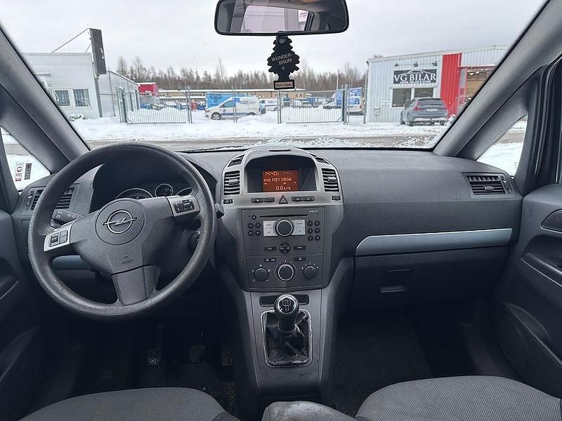 Begagnad Opel Zafira 140 HK (102 kW) 2005 Grå Minibuss