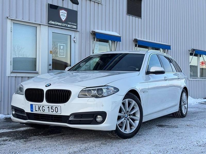 Vit Begagnad 2016 BMW 520 Kombi | 189 900 kr (Marknadspris) - Bild 1/4