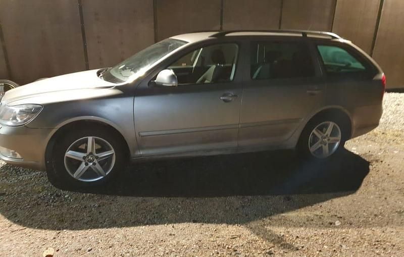 Begagnad 2009 Skoda Octavia Kombi | 6 000 kr (Superpris) - Bild 1/4