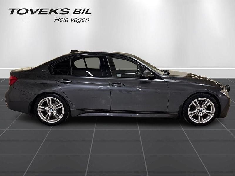 Grå Begagnad 2016 BMW 330 Sedan | 199 000 kr - Bild 1/4