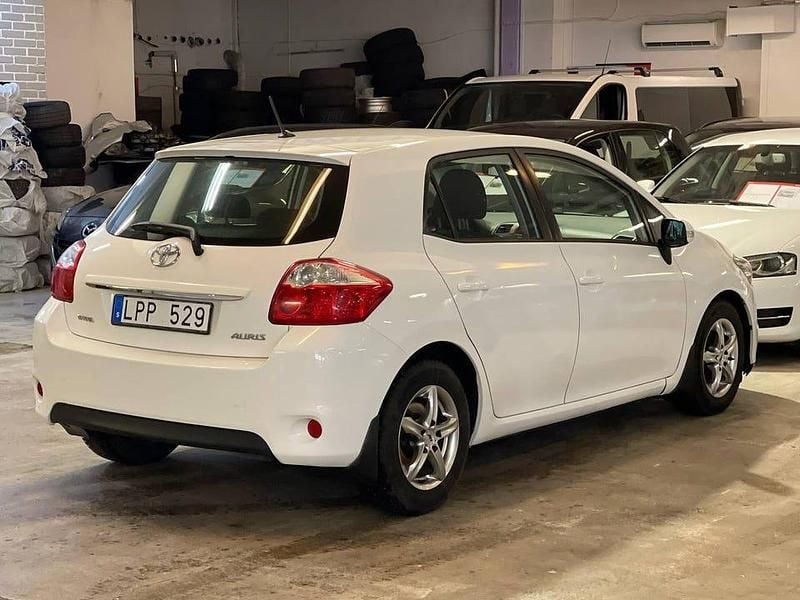 Begagnad Toyota Auris Plus 90 HK (66 kW) 2011 Vit Halvkombi