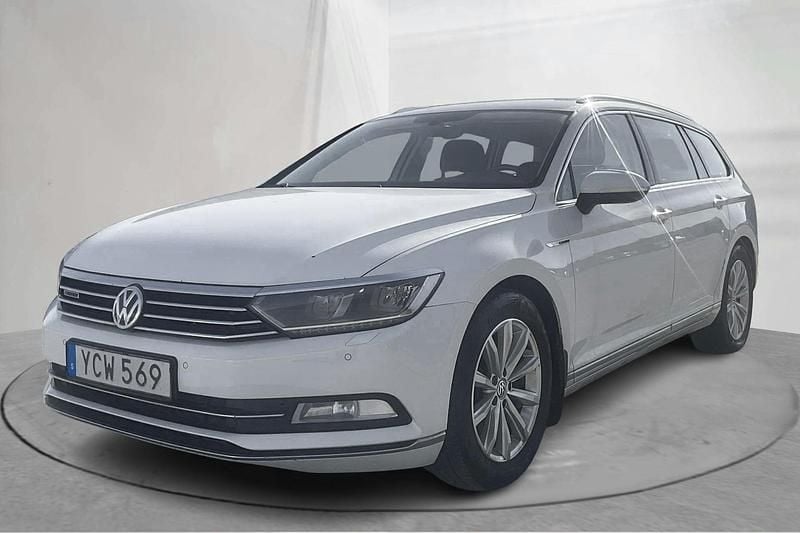 Vit Begagnad 2016 VW Passat Sedan | 135 000 kr (Bra pris) - Bild 1/4