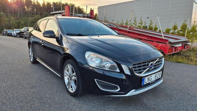 Svart Begagnad 2011 Volvo V60 Momentum Kombi | 54 900 kr (Marknadspris) - Bild 1/4