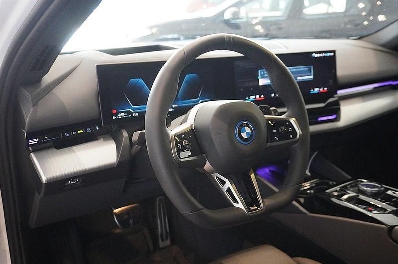 Begagnad BMW 530e Comfort Edition 190 HK (139 kW) 2024 Vit Kombi