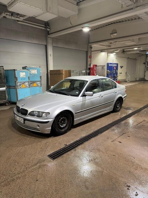 Begagnad 2005 BMW 320 Sedan | 31 000 kr (Bra pris) - Bild 1/4