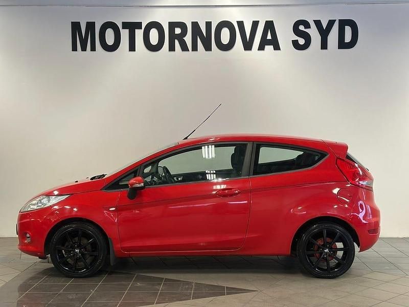 Begagnad Ford Fiesta Titanium 82 HK (60 kW) 2012 Röd Halvkombi