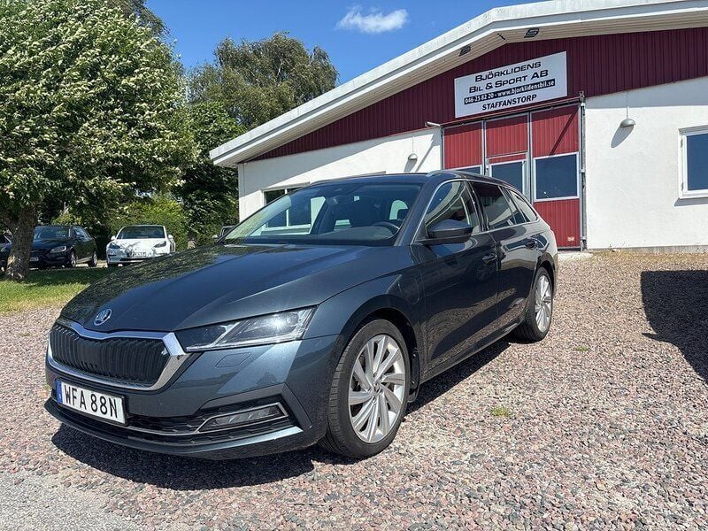 Grå Begagnad 2021 Skoda Octavia Style Kombi | 274 000 kr (Marknadspris) - Bild 1/4