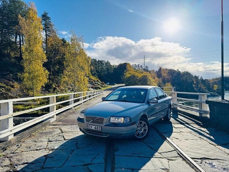 Ljusgrå (grå) Begagnad 2000 Volvo S80 Sedan | 19 900 kr (Marknadspris) - Bild 1/4