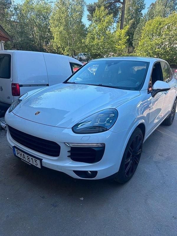 Vit Begagnad 2017 Porsche Cayenne Sport SUV | 319 900 kr (Dyr) - Bild 1/4