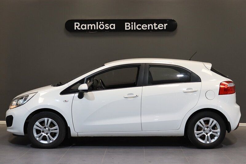 Vit Begagnad 2011 Kia Rio Halvkombi | 54 900 kr (Marknadspris) - Bild 1/4