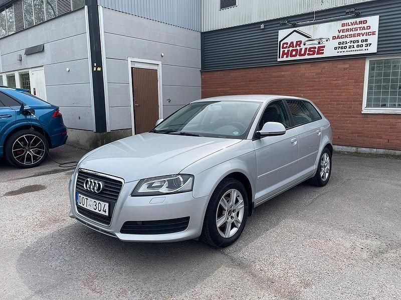 Silver Begagnad 2009 Audi A3 Sportback Attraction Halvkombi | 75 900 kr - Bild 1/4