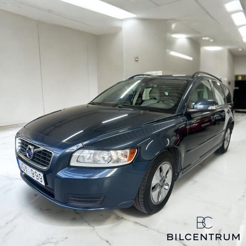 Blå Begagnad 2011 Volvo V50 Kombi | 73 900 kr (Marknadspris) - Bild 1/4
