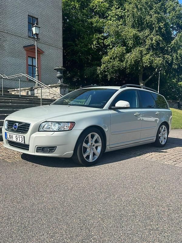 Vit Begagnad 2011 Volvo V50 Kombi | 55 000 kr (Dyr) - Bild 1/4