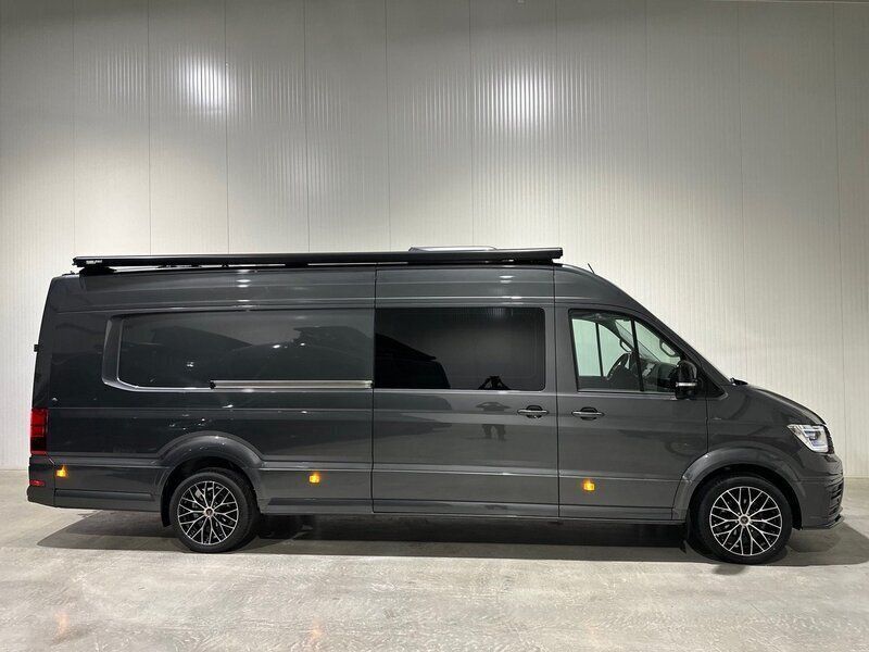 Grå Begagnad 2023 VW Crafter Van | 1 399 000 kr - Bild 1/4