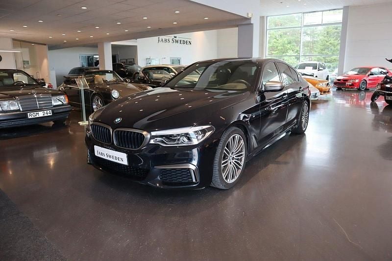Mörkblå (carbon svart metallic) Begagnad 2018 BMW M550 M Sport Sedan | 439 900 kr (Bra pris) - Bild 1/4