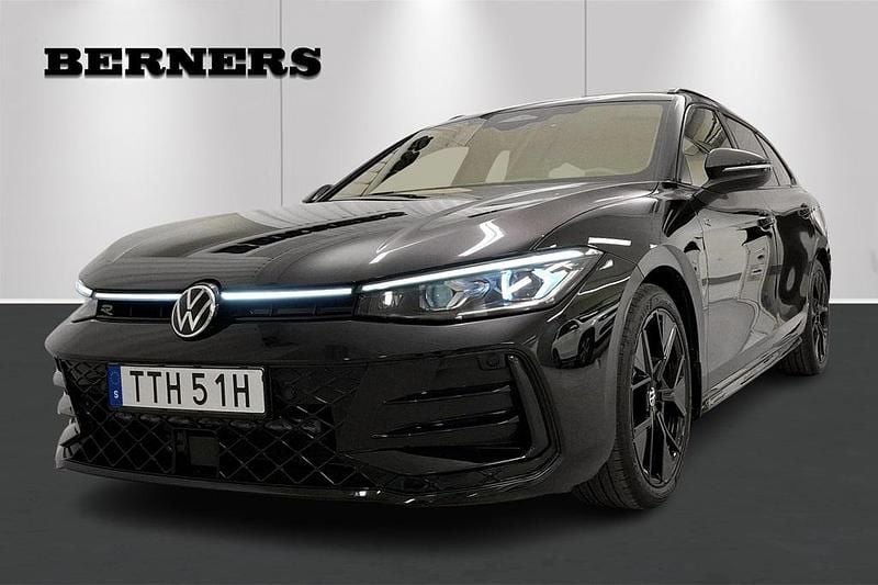 Svart Begagnad 2024 VW Passat R-line Kombi | 479 900 kr (Dyr) - Bild 1/4