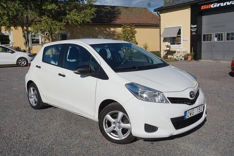 Vit Begagnad 2012 Toyota Yaris Life Halvkombi | 84 900 kr (Dyr) - Bild 1/4