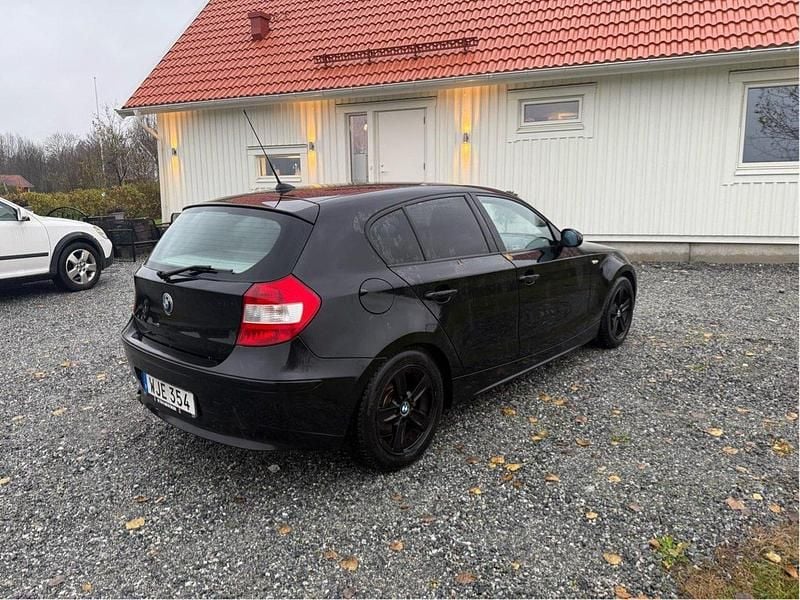 Svart Begagnad 2005 BMW 116 Advantage Halvkombi | 29 900 kr (Superpris) - Bild 1/4