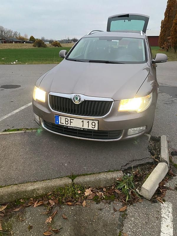 Begagnad 2011 Skoda Superb Kombi | 49 000 kr (Marknadspris) - Bild 1/4