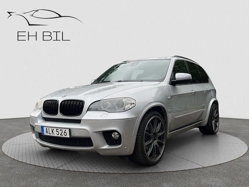 Ljusgrå (grå) Begagnad 2011 BMW X5 M Sport SUV | 159 900 kr (Marknadspris) - Bild 1/4