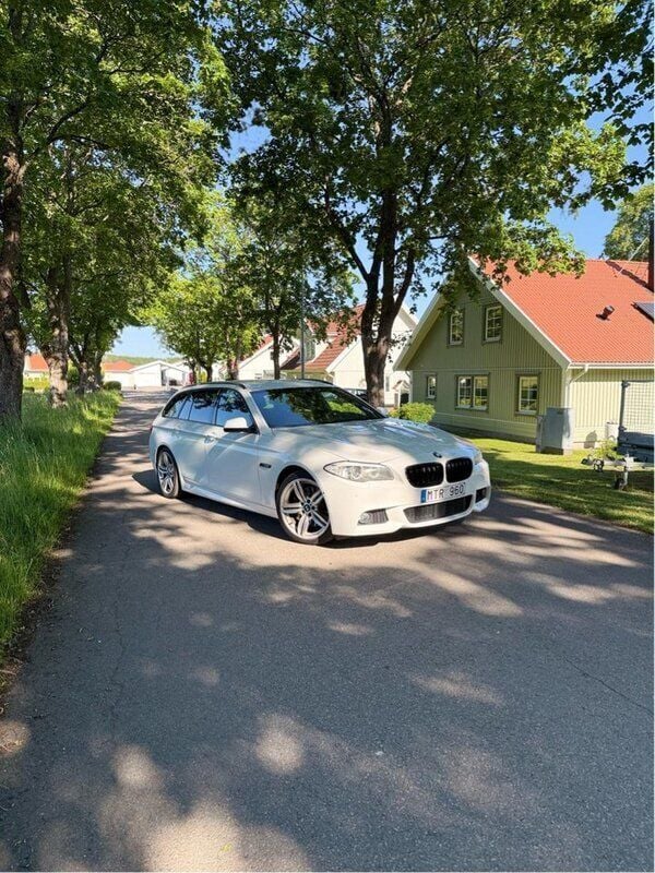Vit Begagnad 2013 BMW 530 M Sport Kombi | 149 000 kr (Marknadspris) - Bild 1/4
