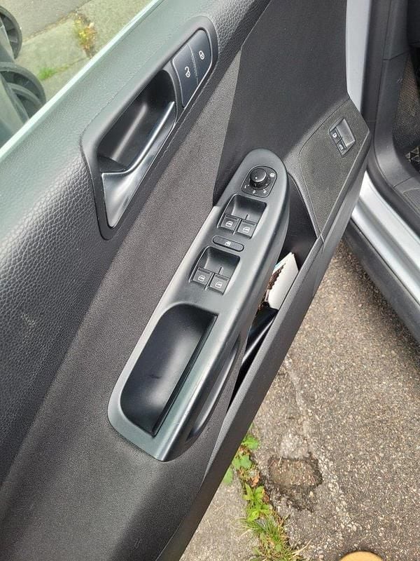 Silver Begagnad 2010 VW Passat Sportline Kombi | 56 000 kr (Lite dyr) - Bild 1/4