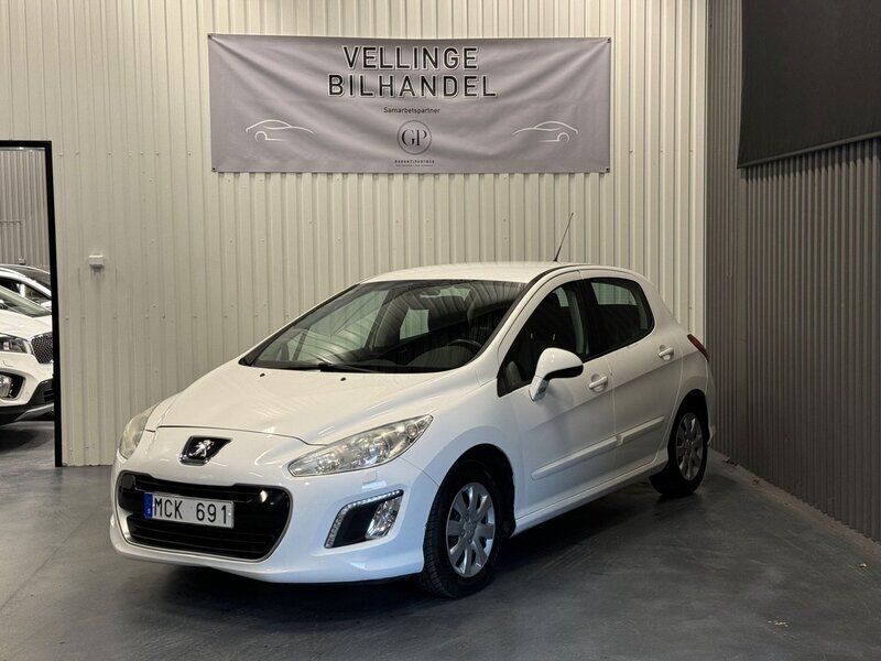 Vit Begagnad 2011 Peugeot 308 Halvkombi | 64 900 kr (Lite dyr) - Bild 1/4