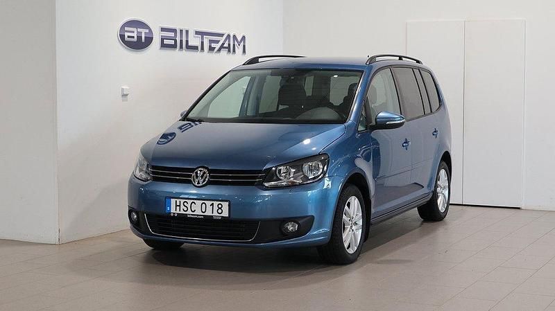 Blå Begagnad 2015 VW Touran Minibuss | 114 900 kr (Marknadspris) - Bild 1/4