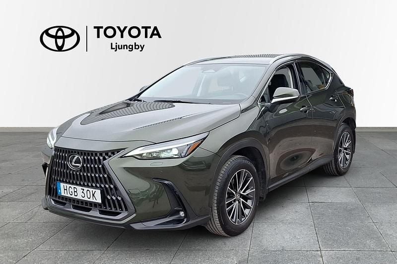 Grön Begagnad 2023 Lexus NX350h Business Edition SUV | 469 000 kr (Marknadspris) - Bild 1/4
