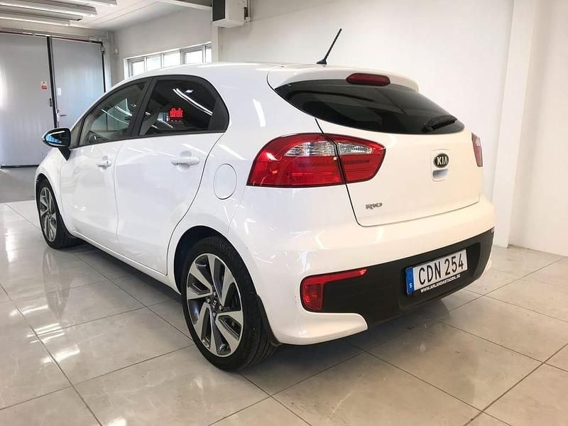 Begagnad Kia Rio 109 HK (80 kW) 2016 Vit Halvkombi