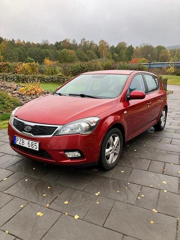 Röd Begagnad 2010 Kia Ceed 4 Halvkombi | 39 900 kr (Superpris) - Bild 1/3