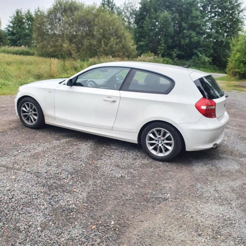 Vit Begagnad 2009 BMW 118 Halvkombi | 45 000 kr (Bra pris) - Bild 1/2