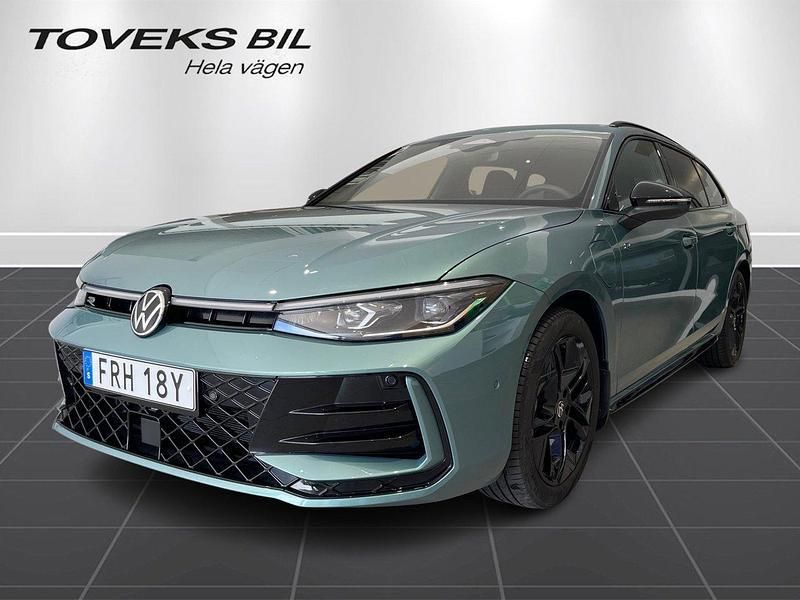 Ljusgrön (grön) Begagnad 2025 VW Passat R-line Kombi | 509 900 kr - Bild 1/4