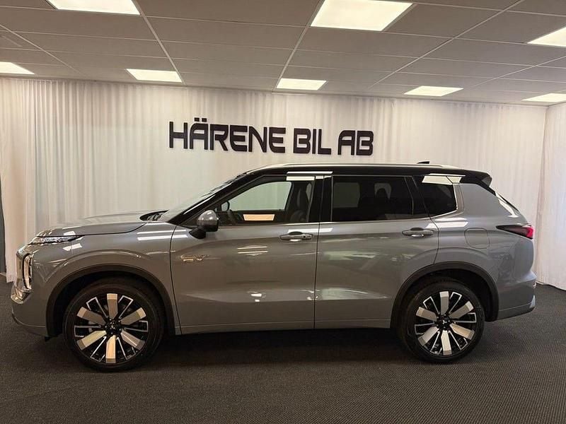 Ny Mitsubishi Outlander Instyle 136 HK (100 kW) 2025 Moonstone grey with black roof SUV