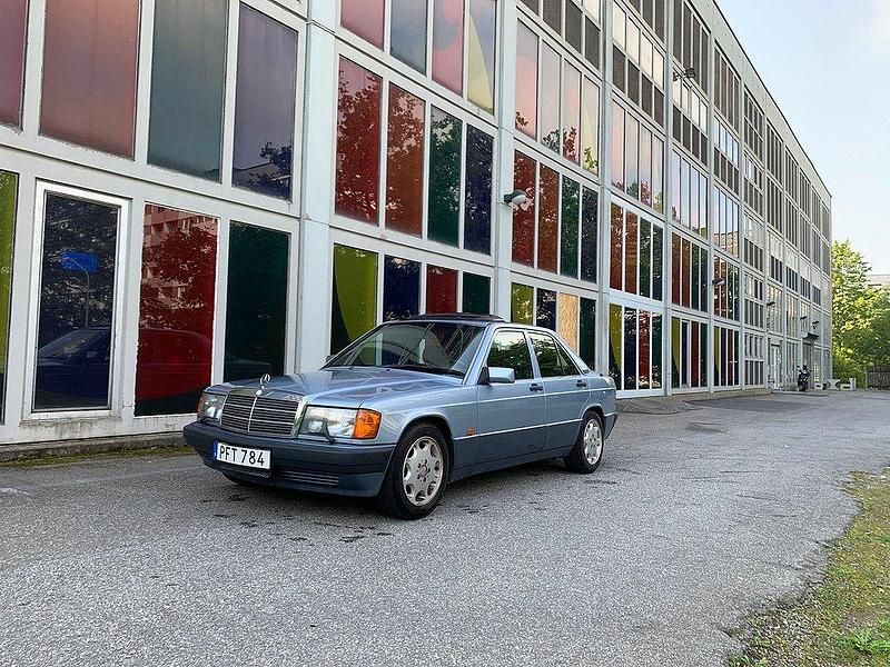 Ljusblå Begagnad 1993 Mercedes 190 Sedan | 44 900 kr - Bild 1/4