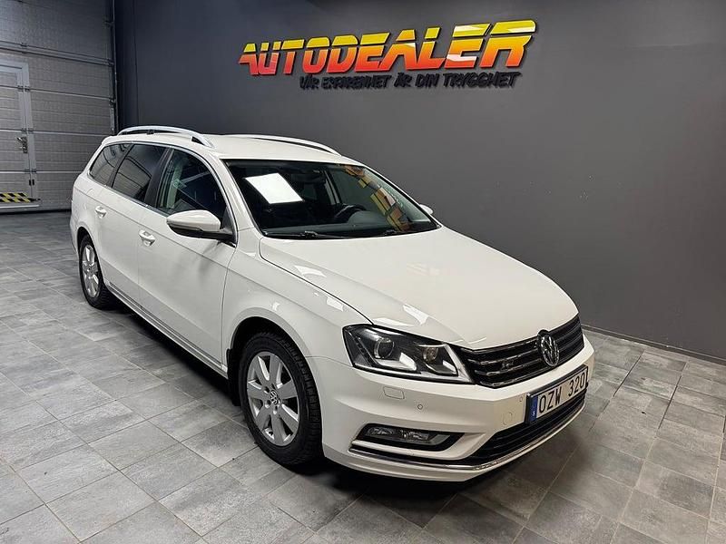 Vit Begagnad 2013 VW Passat R-line Kombi | 109 900 kr (Marknadspris) - Bild 1/4