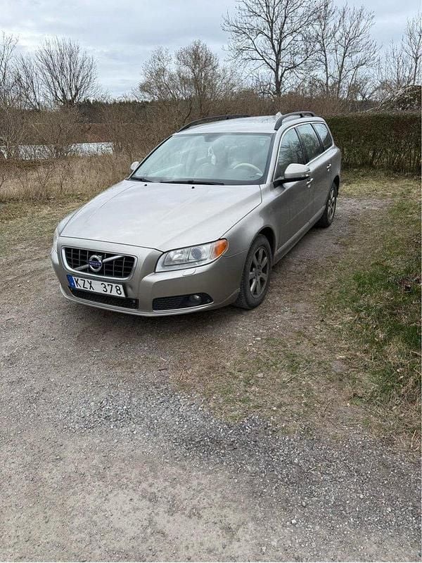 Brun Begagnad 2011 Volvo V70 Momentum Kombi | 50 000 kr (Superpris) - Bild 1/4