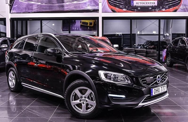 Begagnad Volvo V60 CC Summum 190 HK (139 kW) 2016 Svart Kombi