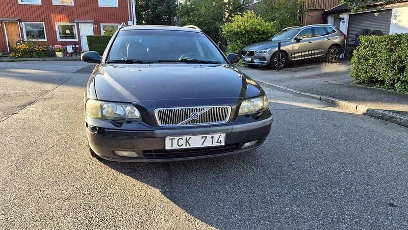 Grå Begagnad 2002 Volvo V70 Kombi | 12 000 kr (Bra pris) - Bild 1/4