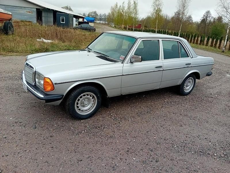 Begagnad 1985 Mercedes 200 Sedan | 60 000 kr - Bild 1/4